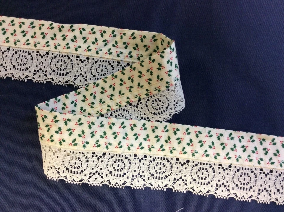 HOLLY BERRIES FABRIC TRIM WITH ECRU LACE-- 3 3/8 YARDS Foto 1 de 1