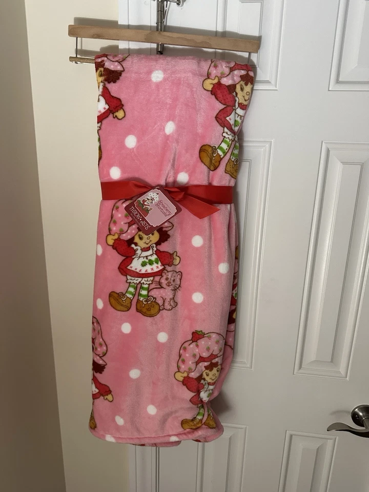 MANTA DE LUNARES ROSA DE GRAN TAMAÑO CON PASTEL DE FRESA Y NATILLAS EL GATO  Foto 1 de 1