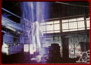 X-FILES - SEASON ONE - Card #68 - "FALLEN ANGEL" LEVITATION - Topps - 1996 - Picture 1 of 2