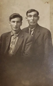 1915 Vintage RPPC Brüder Portrait skurrile antike Foto Postkarte - Bild 1 von 4