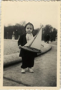 PHOTO ANCIENNE - VINTAGE SNAPSHOT - JOUET VOILIER DE BASSIN - TOY BOAT - Foto 1 di 1