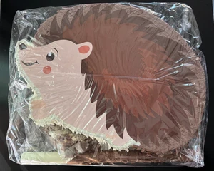 Decoración de piñata fiesta sorpresa festiva erizo con venda para los ojos y murciélago, 16"x12" NUEVO - Imagen 1 de 3