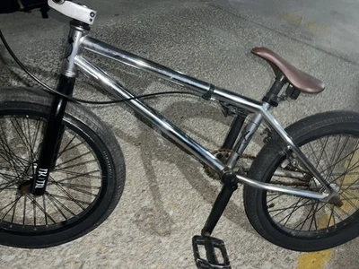 Bicicleta Haro BMX 2015. Marco plateado, asiento vaquero, neumáticos de tierra. Foto 1 de 4