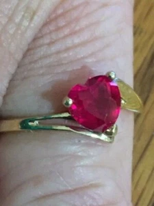 Ladies 10K Yellow Gold Red Heart Garnet Ring sz 7 Vintage - Picture 1 of 12