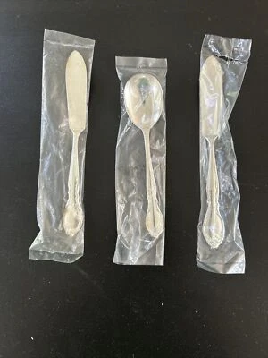 2 cuchillos de mantequilla y cuchara de azúcar Wm Rogers Moonlight / Royal Victorian Silverplate Foto 1 de 3