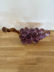 VINTAGE Purple Lucite Grapes Bunch Wood Stem MCM Mid Century Heavy! Unique 14" - Afbeelding 1 van 3