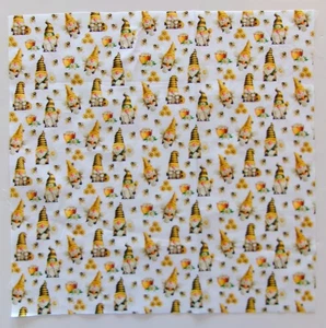 Stoff Baumwolle Wichtel Bienen Blumen auf Beige 12 3/4" L x 13" B - Bild 1 von 5