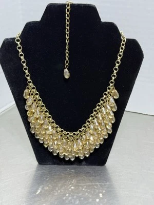 Collar babero con racimo de lágrima AB en capas eslabón colgante tono dorado de colección Foto 1 de 4