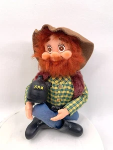 De Colección Hillbilly Moonshiner Muñeca Japón Camisa a Cuadros Con Jarra Rodilla Abrazador Recuerdo  - Imagen 1 de 4