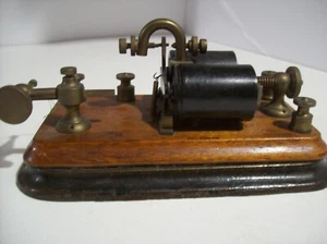W.U. TEL CO. 35 RAILROAD TELEGRAPH SOUNDER, Cast Iron and Wood Base, 150 Ohms - Photo 1/12