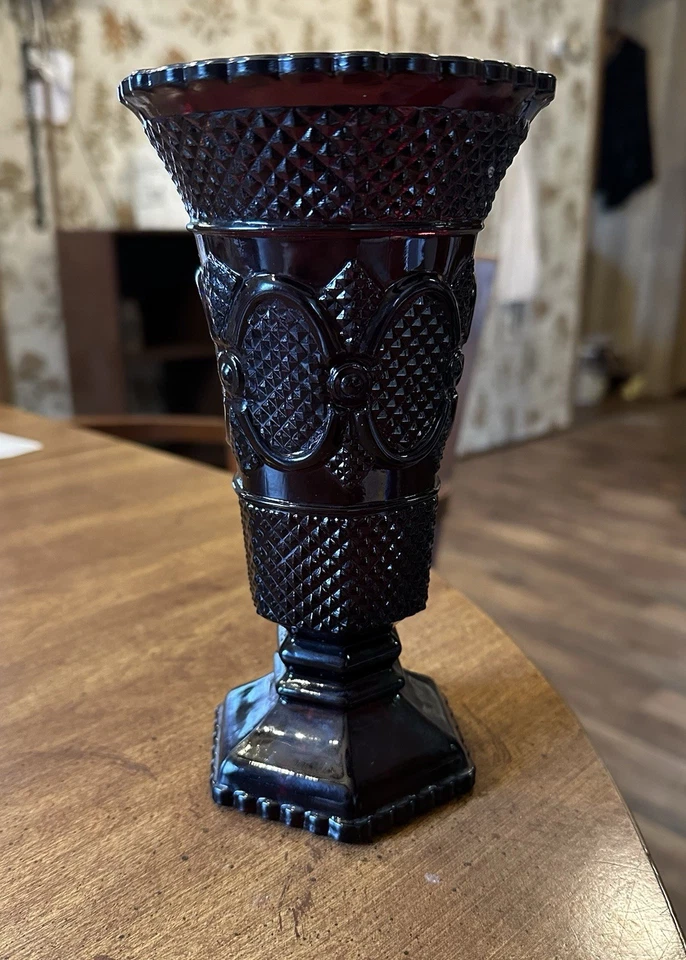 Jarrón vintage Avon 1876 colección Cape Cod rojo rubí con patas de vidrio prensado Foto 1 de 4