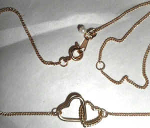 Delicado collar de perlas de imitación de doble corazón abierto entrelazado tono dorado extendido 9 1/2" - Imagen 1 de 8
