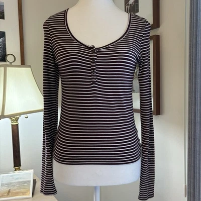 Top Henley a Rayas American Eagle Y2K XS Púrpura Cuello Redondo Informal Foto 1 de 4