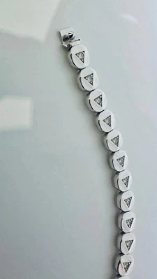 Tennis oro Diamanti in Forma Triangolare: Eleganza e Contrasti di Luce - Immagine 1 di 4