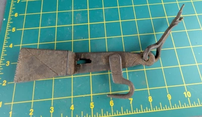 Antiguo cerrojo de puerta forjado a mano con decoración incisa 7 1/4" L X 1 3/4" W Foto 1 de 4