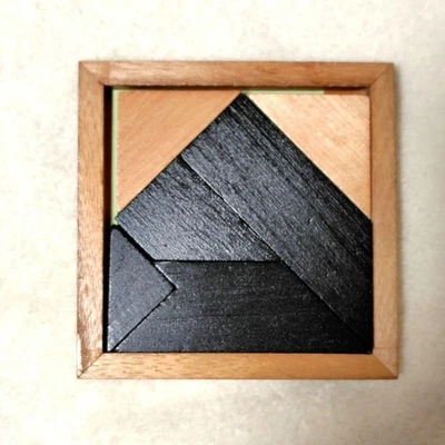 Puzzle Tangram in legno 6 pezzi nero e marrone a forma di 4,6 puzzle usato VVE - Immagine 1 di 4