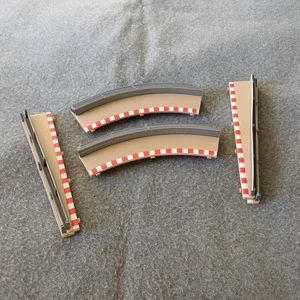 Scalextric Barriere Classiche Boarders L7989 L7991 L7992. 8 x Curve 4 x Piombo Ins. - Foto 1 di 8