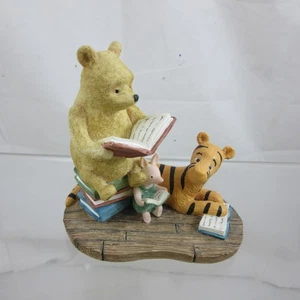 Classic Pooh Border Fine Arts A0065 Pooh, Ferkel & Tigger lesen 11 cm groß - Bild 1 von 10