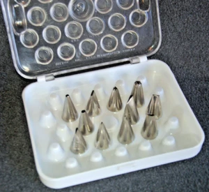 Wilton Magic Tip ~ Menge 11 Dekorierspitzen ~ Glasur Paspel ~ Tablett enthalten - Bild 1 von 3