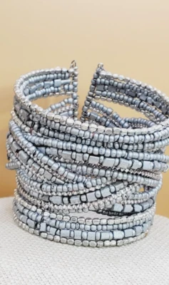 Brazalete brazalete bohemio gris con múltiples cuentas Foto 1 de 4