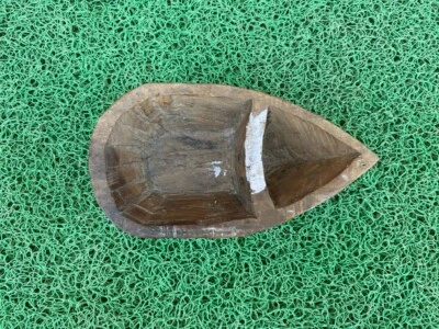 Antigua olla de especias rústica de color Chopda tallada con forma de hoja de madera antigua Foto 1 de 4