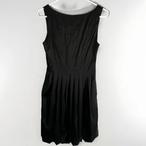 MAGGY LONDON | Vestido negro sin mangas satinado plisado línea A cóctel fiesta talla 10 - Imagen 1 de 8