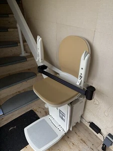 Treppenlift von Acorn von 2021. Neuwertig da selten befahren. L: 6,4M. - Bild 1 von 7