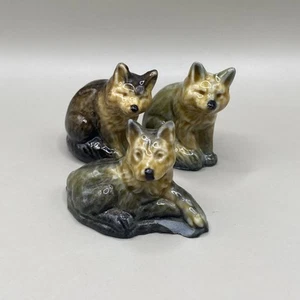 3 Stück Wade Whimsies Miniatur Keramik grau Wolf Wölfe Figur England - Bild 1 von 4