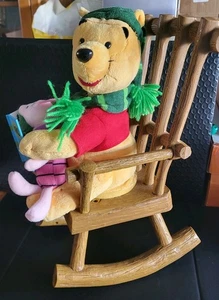 ✨ Winnie the Pooh Animated Rocking Chair Figurine w/ Piglet 🎄📖 Gemmy ✨Tested - Picture 1 of 11