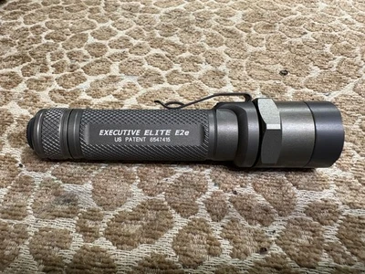 SureFire Executive Elite E2e - Linterna EDC táctica clásica - B61286 Foto 1 de 4