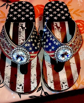 Chinelos Montana West Wedge tamanho 9 bandeira americana conchas strass - Imagem 1 de 4