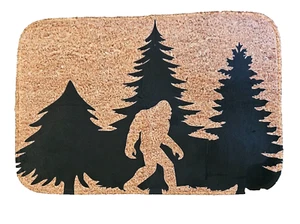 Sasquatch Bigfoot Walking in the Woods Kunst Badematte Wandbehang braun & schwarz - Bild 1 von 3
