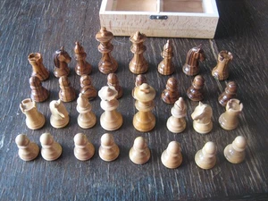 schöne vintage Schachfiguren Massivholz gedrechselt und geschnitzt mit Kästchen - Picture 1 of 4
