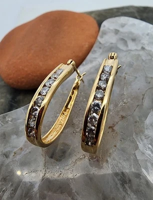 Conjunto de aretes tipo argolla ovalados de 1" de canal de diamantes de 0,48 quilates de oro amarillo de 14 k,585 Au 25194 Foto 1 de 4