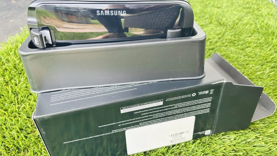 Samsung Galaxy Gear VR with Controller by Oculus SM-R324 S8 S8+ S7 Note5 S6  - Image 1 of 4