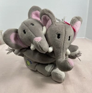 Peluche mamma elefante che abbraccia bambino. Festa - Foto 1 di 5