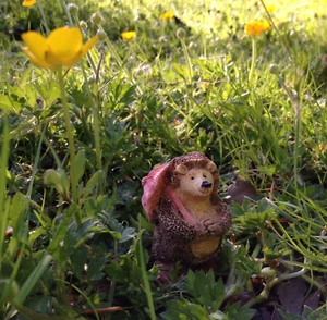 Little hedgehog made from clay and painted, 5cm tall. - Picture 1 of 1