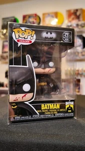 Funko Pop! Vinilo: DC Comics Batman 85th - Batman Bloody - #518 en protector - Imagen 1 de 8