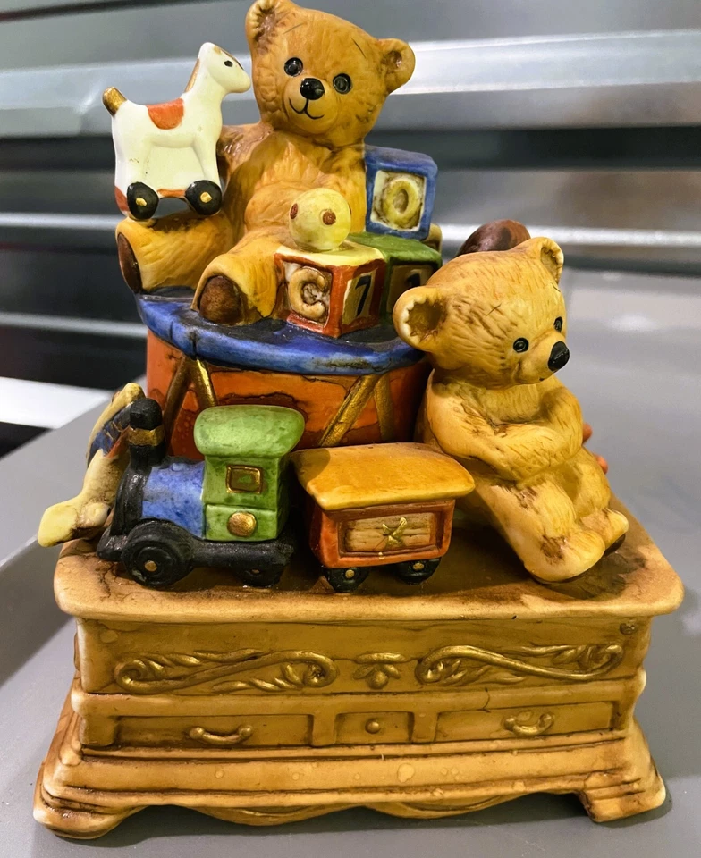 ADORABLES JUGUETES DE COLECCIÓN SOBRE SOPORTE MUSICAL Foto 1 de 1