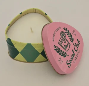 Target Bullseye 2025 3,9 OZ vela perfumada Social Club ¡Saludos! Linda lata NUEVA - Imagen 1 de 6