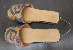 Vintage 1950s Egyptian Slippers Shoes Womens 9.5 Genuine Leather Camel Pyramid - Picture 1 of 7
