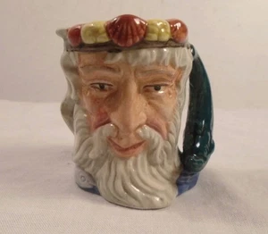 Taza Royal Doulton Neptune Toby con mango de delfín D 6555 2 1/2" de alto - Imagen 1 de 5
