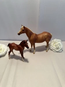 Juego de 2 yegua Breyer Palamino con potro - Imagen 1 de 4