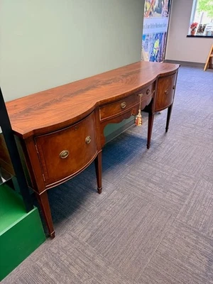 Aparador para muebles de concejal muy bonito con tiradores eduardianos de latón Foto 1 de 4