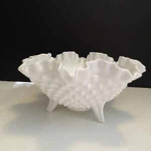 Fenton Bowl Blanco Leche Vidrio Hobnail 3 Pies Volantes Borde Prenzado 8" De Colección - Imagen 1 de 10