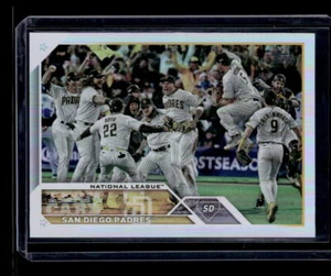 2023 Topps Series 2 #655 San Diego Padres Team Card Rainbow Foil - Picture 1 of 2