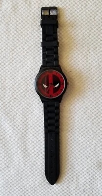 Reloj Analógico Marvel Deadpool DEP1921 Banda Goma Negra 6"-7.5" Batería Nueva Foto 1 de 4