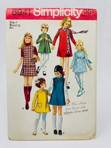 Abiti bambina Simplicity 8941 modello, 1970 5 versioni, taglia 7, seno 26 NON TAGLIATI - Foto 1 di 2