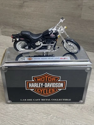 Harley Davidson Tren Nocturno FXSTB 1999 DC Modelo Maisto Escala 1:18 Base Plateada Foto 1 de 4