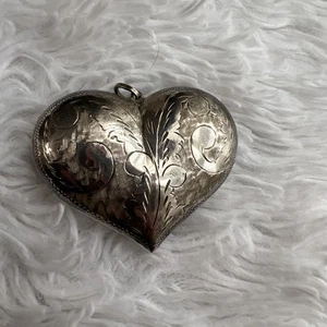 Ciondolo cuore grosso argento sterling vintage 11,6 gr grande gonfio inciso a mano - Foto 1 di 7
